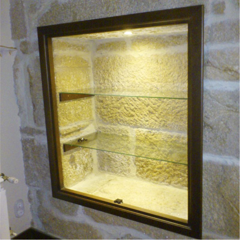 Armario-vitrina encaixado na pedra